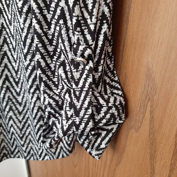Cocomo Woman Black White Zigzag Two Pocket Tunic Top 3X Henley Buttons - Picture 3 of 5